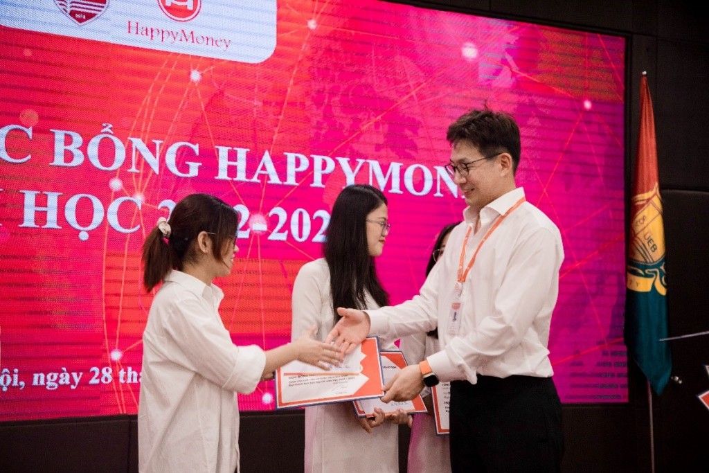 Tổng Giám đốc HappyMoney – ông Ro Min Ho trao học bổng cho sinh viên