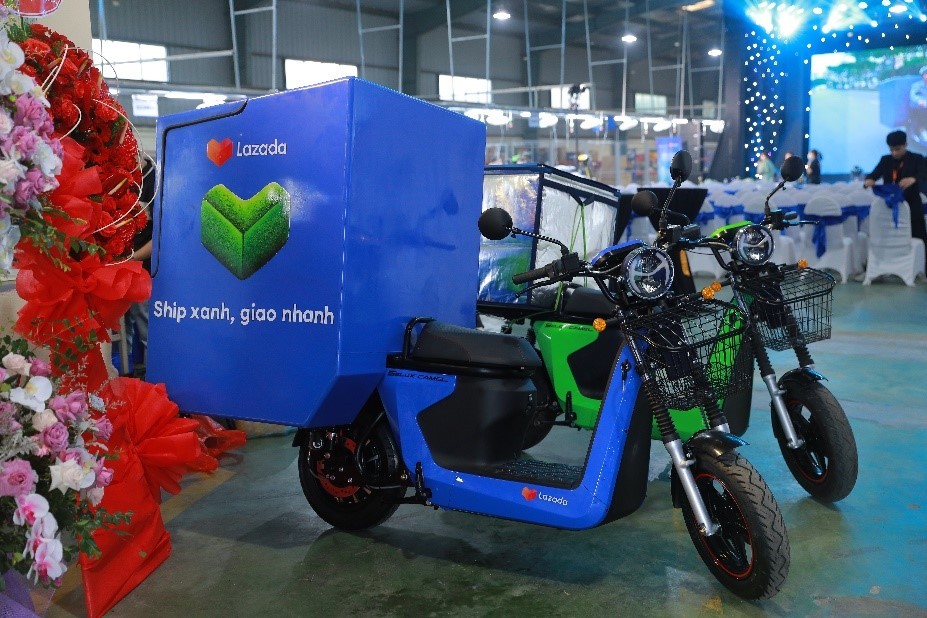 Lazada Logistics chính thức đưa 100 chiếc xe máy điện vào hoạt động giao hàng tại thị trường Việt Nam, từ nay cho tới cuối năm 2023.