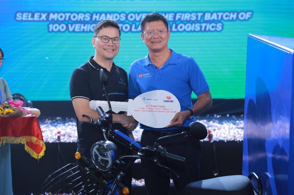 Ông Vũ Đức Thịnh – Giám đốc Lazada Logistics (áo xanh) nhận bàn giao lô xe máy điện đầu tiên từ Selex Motors