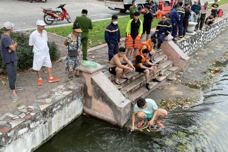 Lực lượng chức năng lặn mò tìm kiếm bé trai dưới hồ trong công viên Thống Nhất, Hà Nội