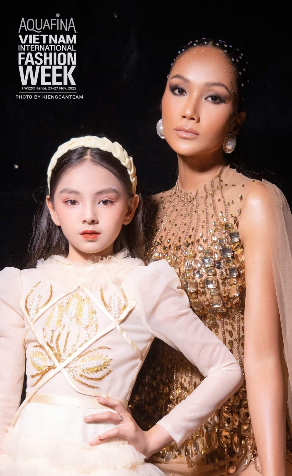 Chíp Cát Tường đọ sắc cùng hoa hậu H’Hen Niê tại Aquafina Vietnam International Fashion Week 2022