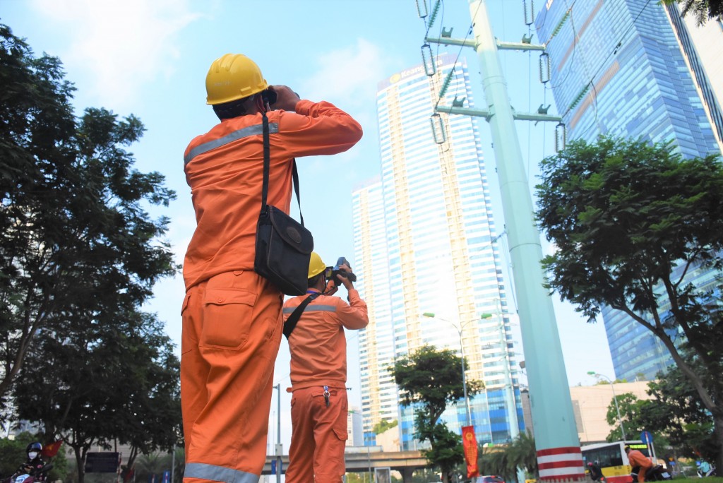 Thủ đô Hà Nội trở nên đẹp hơn, khang trang hơn cùng với sự phát triển của ngành Điện