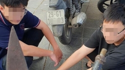 Tổ công tác 141 phát hiện hai thiếu niên giấu hung khí tự chế trong cốp xe máy