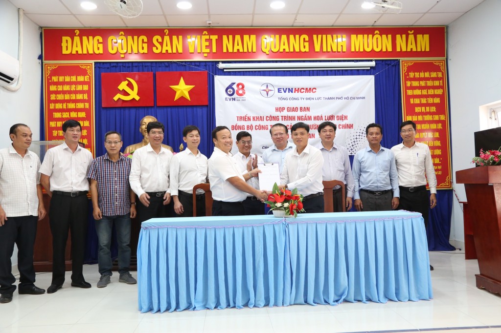 Ông Lê Thanh Tuấn (bên trái) – Giám đốc Ban QLDA Lưới điện phân phối (thuộc EVNHCMC) và ông Phạm Minh Châu – Phó Bí thư Đảng ủy, Chủ tịch UBND xã Thạnh An ký kết bàn giao mặt bằng thi công Công trình “Ngầm hóa lưới điện tại xã Thạnh An, huyện Cần Giờ”