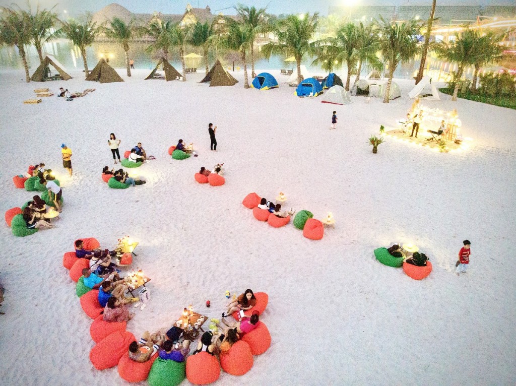 Cắm trại như trên bờ biển là một trong những đặc quyền của cư dân tại Vinhomes Ocean Park 2 - The Empire