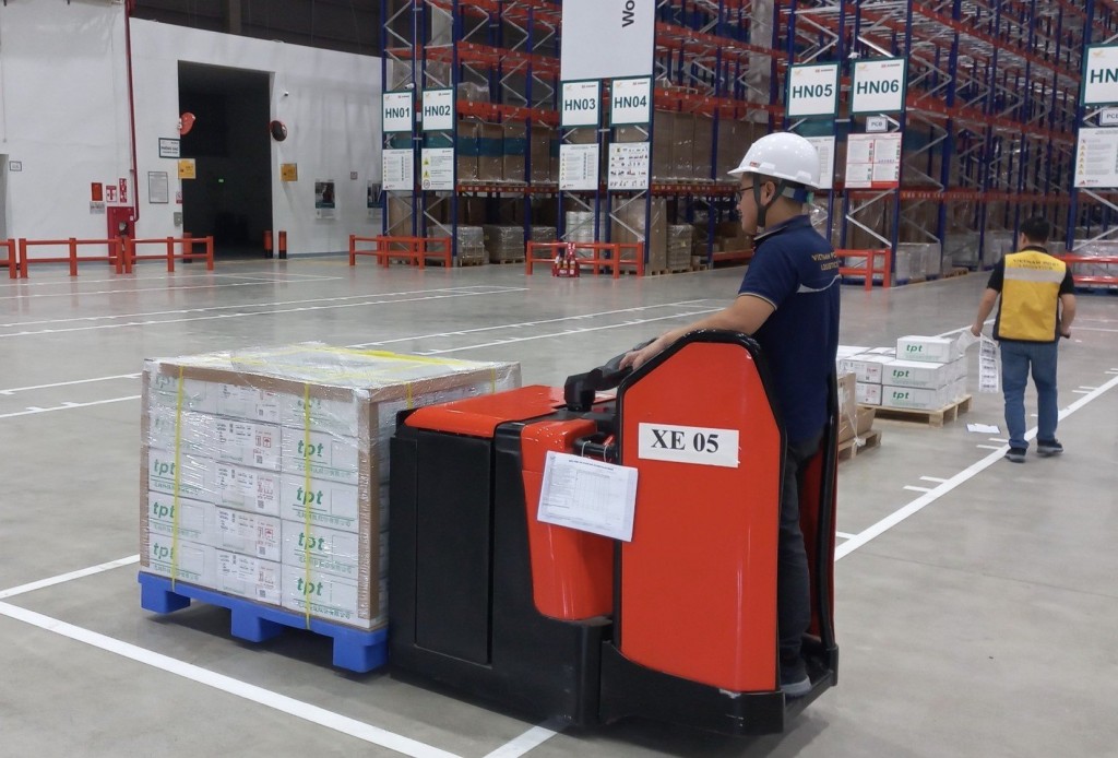 Tại Trung tâm, Vietnam Post Logistics cung cấp đầy đủ các dịch vụ đóng gói, đóng thùng, dán tem,.... theo yêu cầu của khách hàng