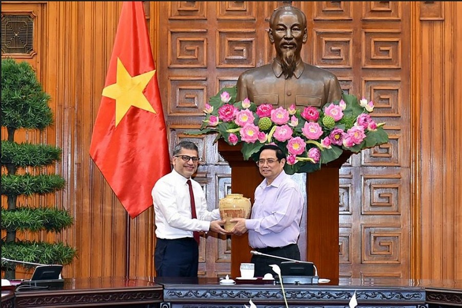 Thủ tướng Chính phủ Phạm Minh Chính và ông Nitin Kapoor - Chủ tịch kiêm Tổng Giám đốc AstraZeneca Việt Nam