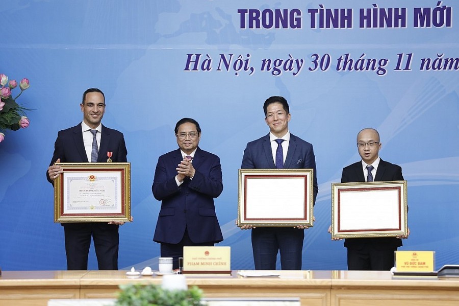Đại diện Công ty AstraZeneca Việt Nam (ngoài cùng bên phải) nhận bằng khen của Thủ tướng Chính phủ Phạm Minh Chính cho những đóng góp nổi bật về triển khai công tác ngoại giao vaccine của Việt Nam