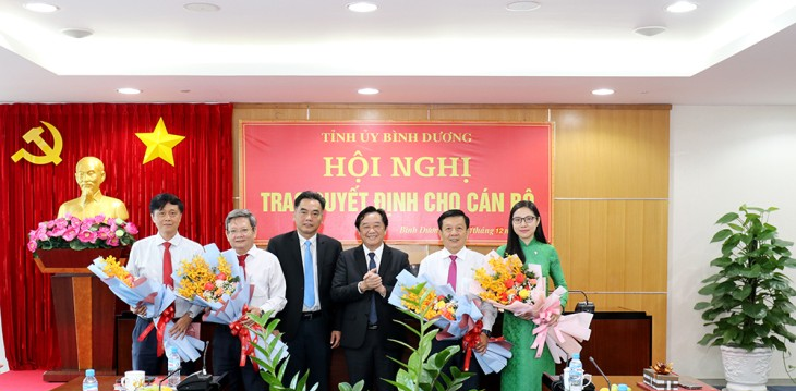 Phó Bí thư Thường trực Tỉnh ủy Nguyễn Hoàng Thao (thứ 3 từ phải qua) và Phó Chủ tịch UBND tỉnh Nguyễn Lộc Hà (thứ 3 từ trái qua) trao Quyết định và tặng hoa cho các đồng chí được bổ nhiệm, nghỉ hưu