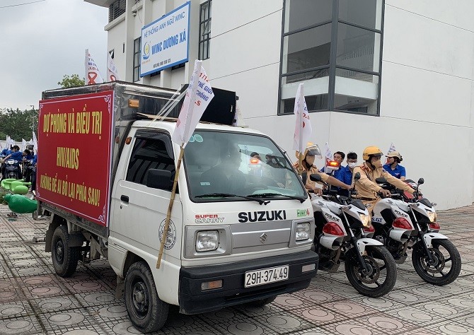 Đoàn diễu hành hưởng ứng tháng hành động quốc gia phòng chống HIV/AIDS và ngày thế giới phòng chống AIDS năm 2022 “Chấm dứt dịch AIDS - Thanh niên sẵn sàng”.