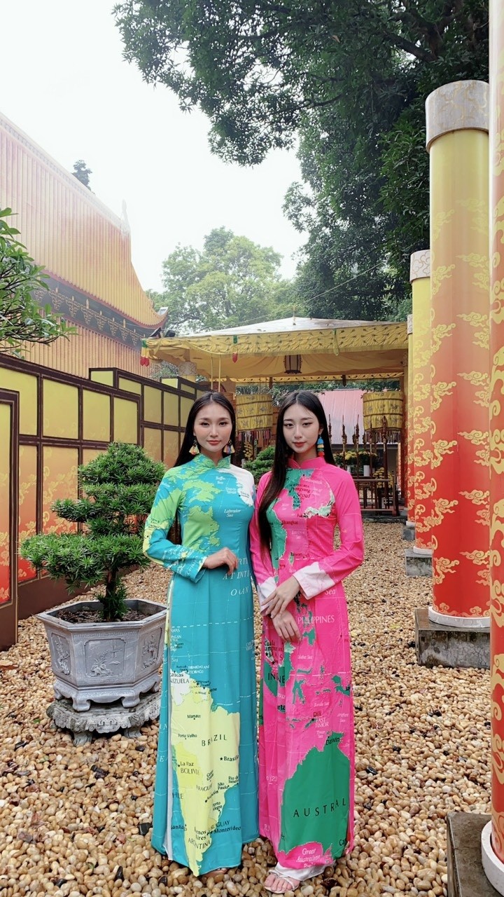 “Du lịch thế giới cùng tôi’’ của NKT Yến Nhi gây ấn tượng tại Lễ hội áo dài