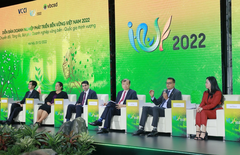 Ông Binu Jacob, Tổng giám đốc của Nestlé Việt Nam (thứ hai, bên phải) chia sẻ tại Diễn đàn Doanh nghiệp Phát triển Bền vững Việt Nam 2022 vào ngày 1-12 