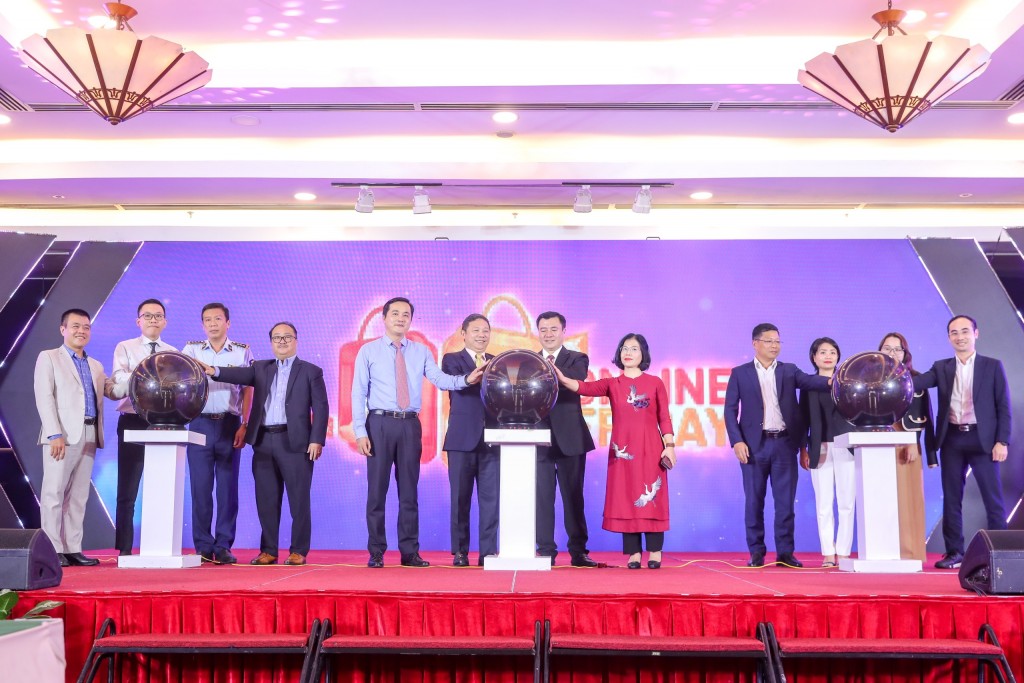 Đại diện bộ, ngành, UBND Thành phố Hồ Chí Minh và Ban tổ chức thực hiện nghi thức Kích hoạt Ngày mua sắm trực tuyến Online Friday 2022