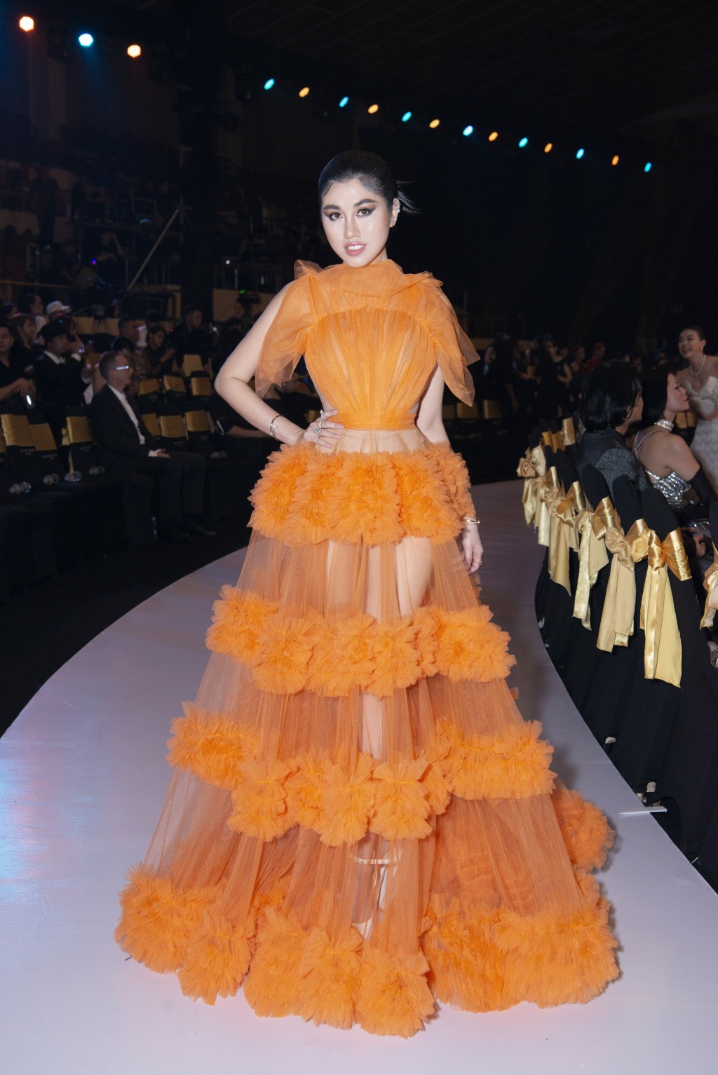 Emily Hồng Nhung diện váy cam xếp tầng nổi bật tại sự kiện