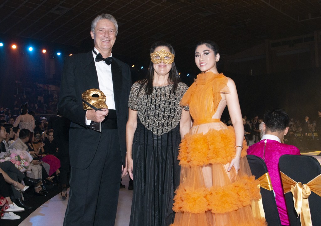 Emily Hồng Nhung diện váy cam xếp tầng nổi bật tại sự kiện