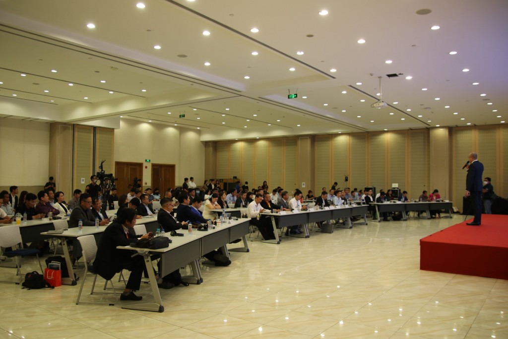 Những người tham gia hội thảo lắng nghe kinh nghiệm IPO tại TTCK Pháp, Mỹ...