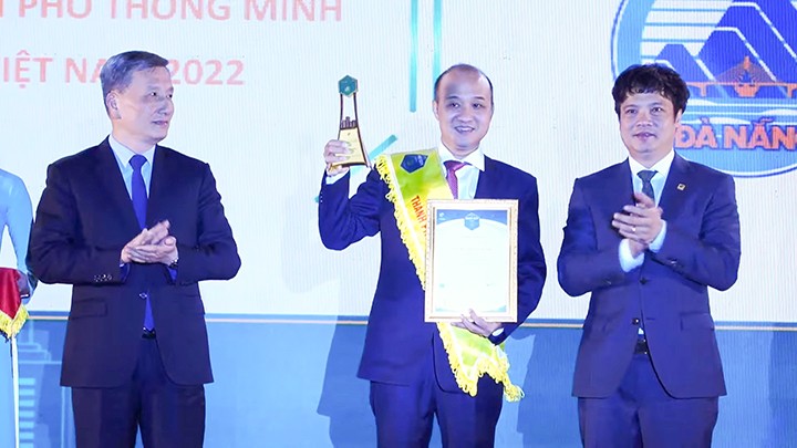 Phó Chủ tịch UBND thành phố Lê Quang Nam nhận giải thưởng Thành phố thông minh 2022