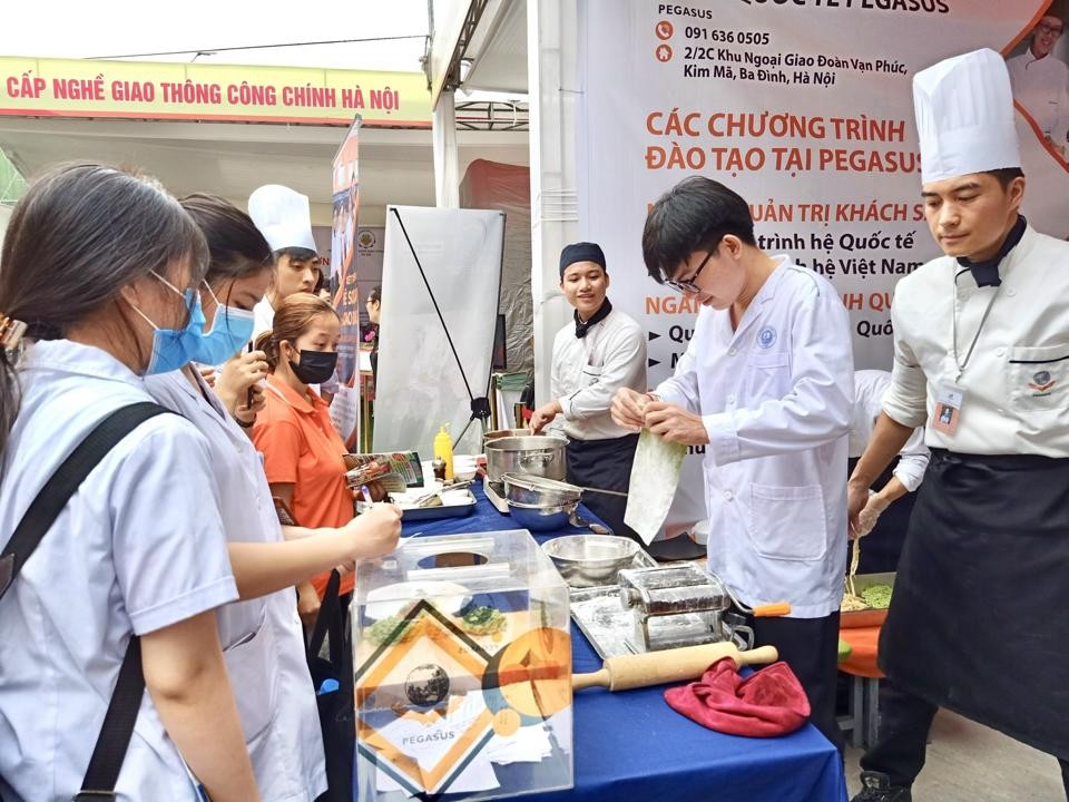 Các cơ sở giáo dục nghề nghiệp trình diễn kỹ năng nghề tại Hội nghị Gắn kết giáo dục nghề nghiệp Thủ đô với thị trường lao động năm 2021