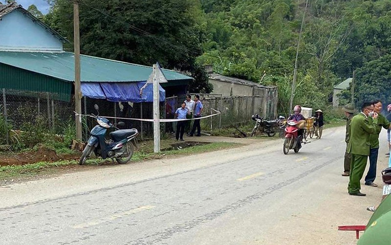 Lực lượng chức năng huyện Điện Biên đang phong toả hiện trường, điều tra làm rõ nguyên nhân vụ án mạng