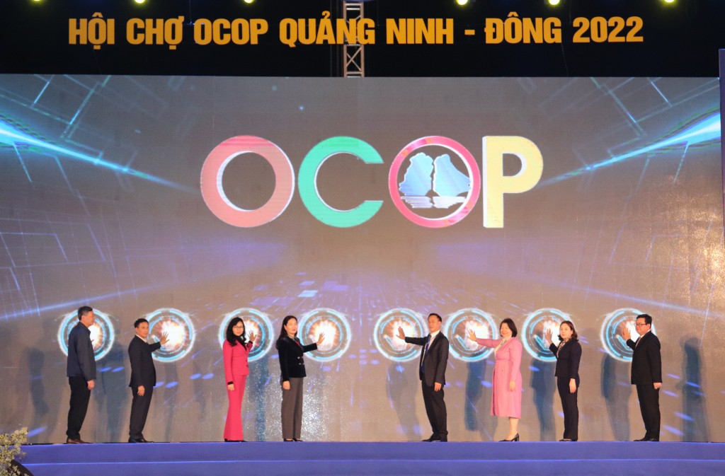 Các đại biểu nhấn nút khai mạc Hội chợ OCOP Quảng Ninh - Đông 2022.