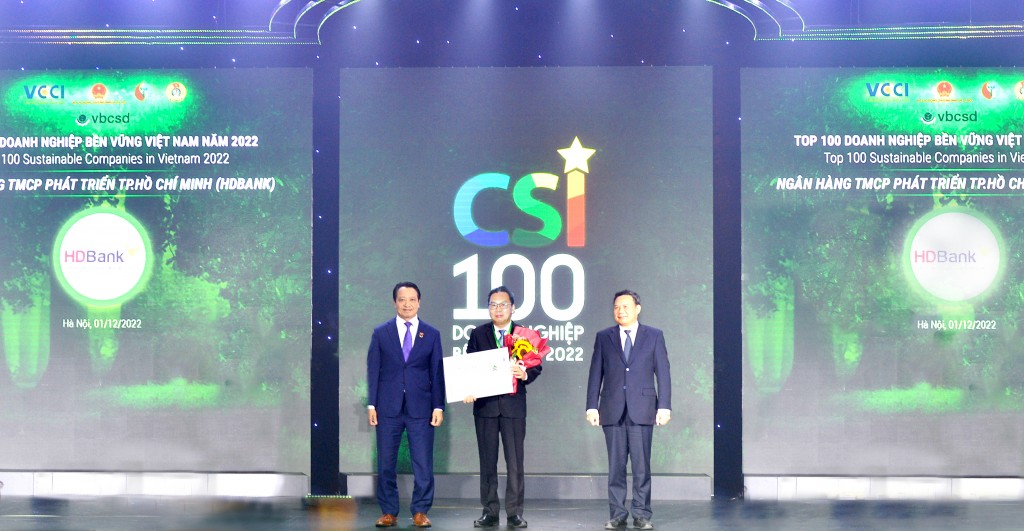 Ông Trần Hoài Phương- Giám đốc Khối Khách hàng Doanh nghiệp HDBank- đại diện HDBank- nhận giải.