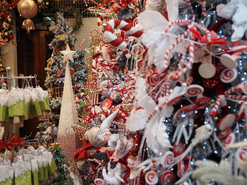 Năm nay, đồ trang trí Giáng sinh ở Hàng Mã, Hàng Lược đa dạng hơn năm ngoái cả về màu sắc lẫn mẫu mã. Ngoài những sản phẩm công nghiệp được các chủ hàng nhập về kinh doanh, nhiều mặt hàng thủ công được bày bán tại đây cũng đẹp không kém và có giá thành rẻ hơn.