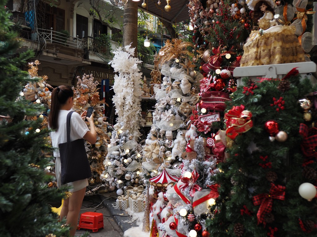 Nhiều người tìm đến Hàng Mã, Hàng Lược trên phố cổ Hà Nội để tận hưởng không khí Giáng Sinh sớm và để có cảm giác không khí Noel lâu dài.