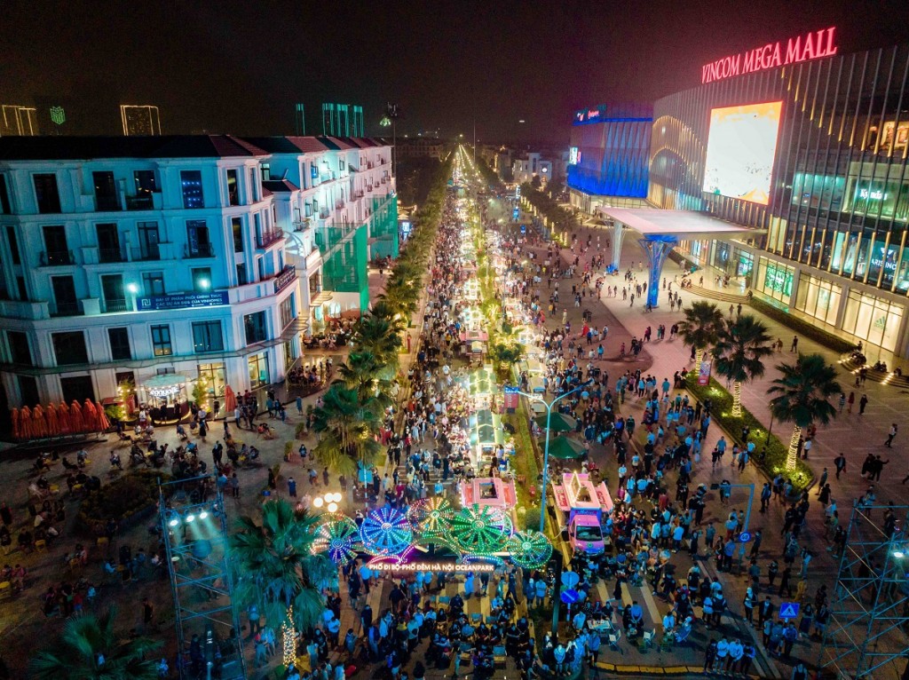 Phố đi bộ, chợ đêm Ocean Park mở cửa từ 16h hàng ngày và kéo dài tới 2 giờ sáng hôm sau