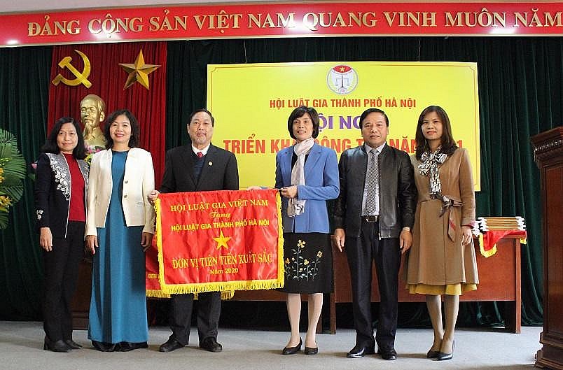 Hội Luật gia TP Hà Nội được trao tặng Cờ đơn vị tiên tiến xuất sắc của Hội Luật gia Việt Nam 