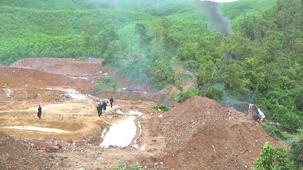 Lực lượng chức năng tổ chức truy quét trên địa bàn xã Tam Lãnh, huyện Phú Ninh.