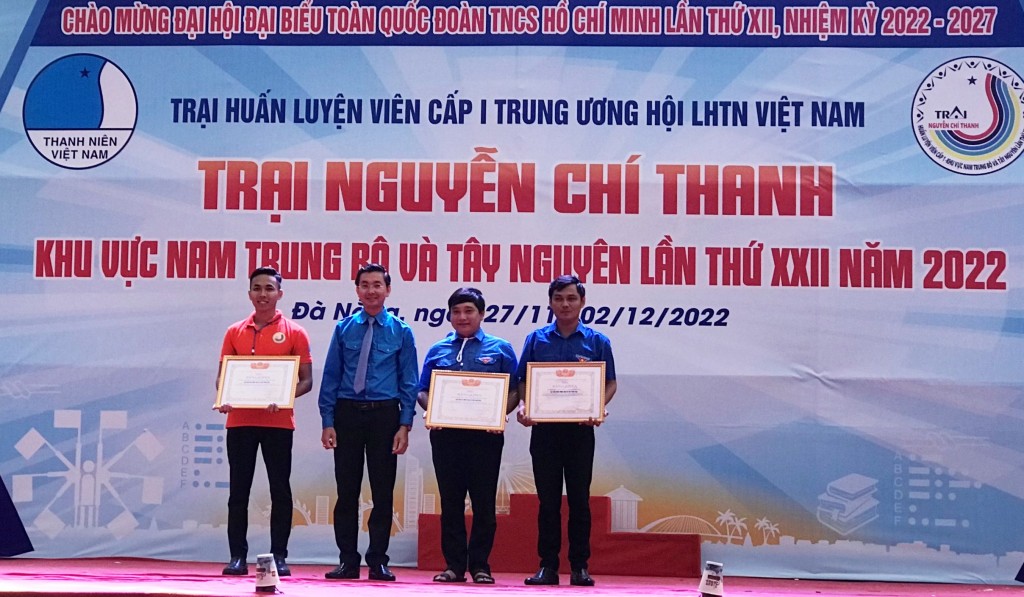 Anh Nguyễn Bá Duân - Phó Bí thư Thành Đoàn, Chủ tịch Hội LHTN thành phố Đà Nẵng trao bằng khen cho các đơn vị dẫn đầu trại (Ảnh Đ.Minh)