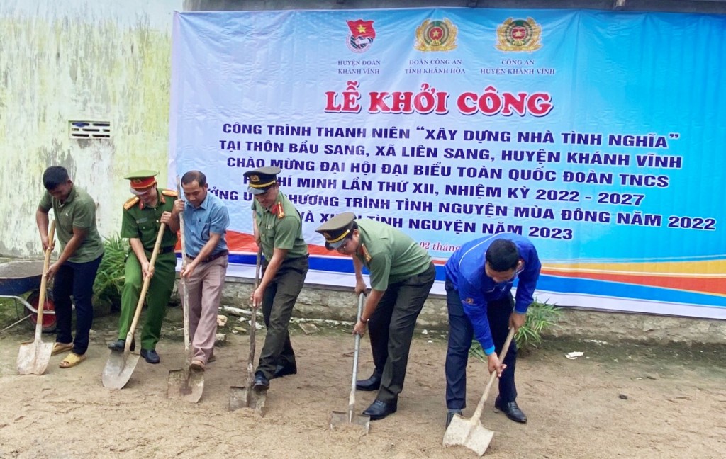 Đoàn Công an tỉnh Khánh Hòa và chính quyền địa phương huyện Khánh Vĩnh thực hiện nghi thức khởi công nhà tình nghĩa (Ảnh H.Quảng)