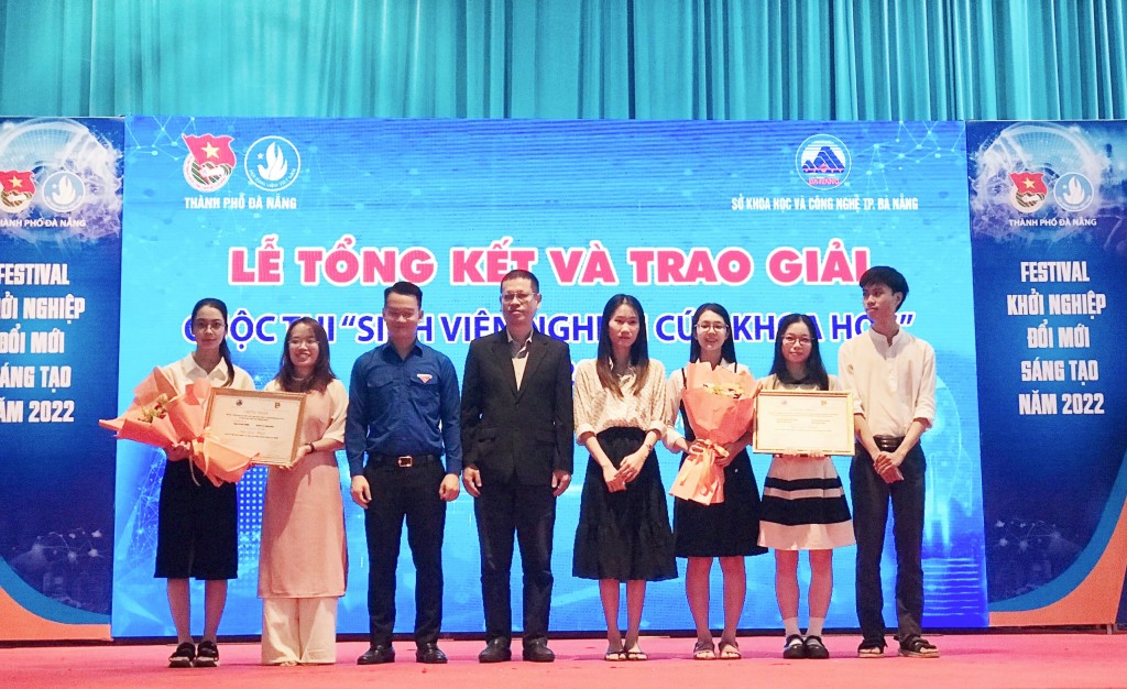 Giải Nhất Cuộc thi Sinh viên NCKH thành phố Đà Nẵng năm 2022 thuộc về nhóm tác giả đến từ Khoa Y Dược (ĐH Đà Nẵng và trường ĐH Kinh tế -ĐH Đà Nẵng (Ảnh Út Vũ)