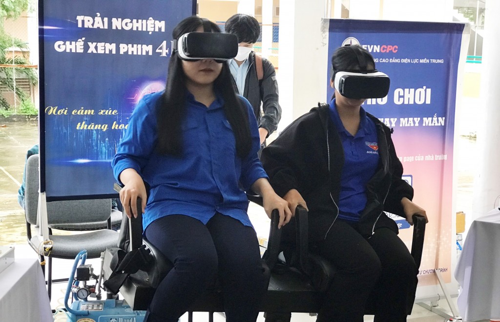 Ý tưởng khởi nghiệp ghế trải nghiệm xem phim 4D, trải nghiệm tàu lượn ảo trong 3 phút của trường CĐ Điện lực miền Trung (Ảnh Út Vũ)