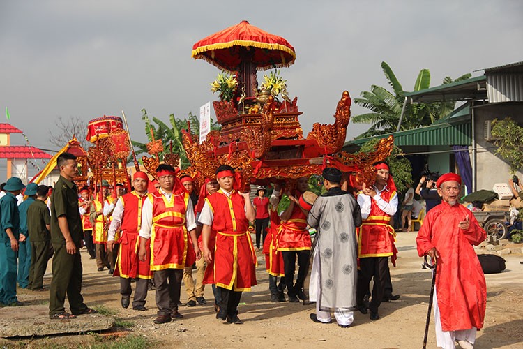 Rước kiệu trong Lễ hội vinh danh làng nghề ở Phú Xuyên