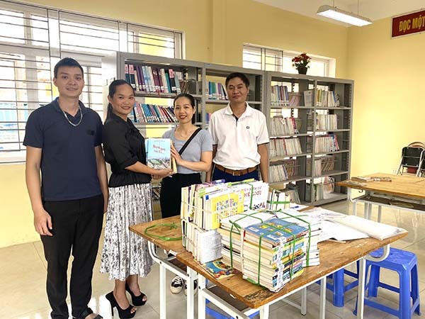 Thư viện Hà Nội luân chuyển và trao tặng 1.400 cuốn sách phục vụ nhu cầu đọc sách của học sinh