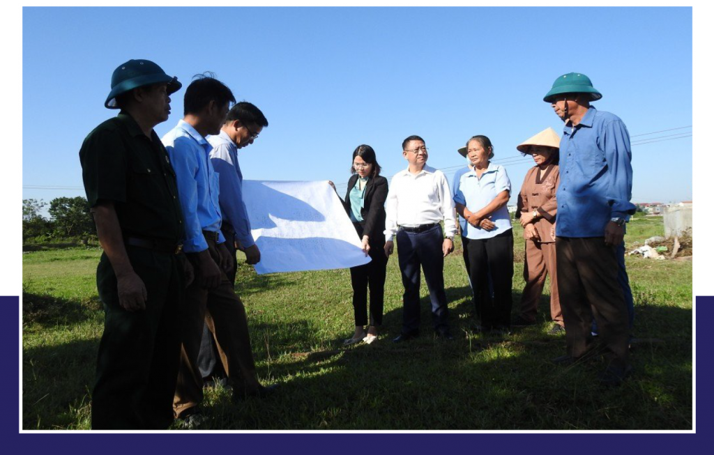 Lãnh đạo huyện Mê Linh chia sẻ với người dân xã Kim Hoa về tầm quan trọng của dự án Vành đai 4 - vùng Thủ đô