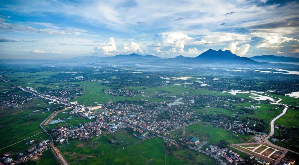 Nằm ở cửa ngõ phía Tây của Thủ đô Hà Nội, Ba Vì có nhiều lợi thế phát triển về du lịch – dịch vụ, nông - lâm nghiệp gắn với công nghiệp chế biến, sản xuất vật liệu xây dựng Nằm ở cửa ngõ phía Tây của Thủ đô Hà Nội, Ba Vì có nhiều lợi thế phát triển về du lịch – dịch vụ, nông - lâm nghiệp gắn với công nghiệp chế biến, sản xuất vật liệu xây dựng