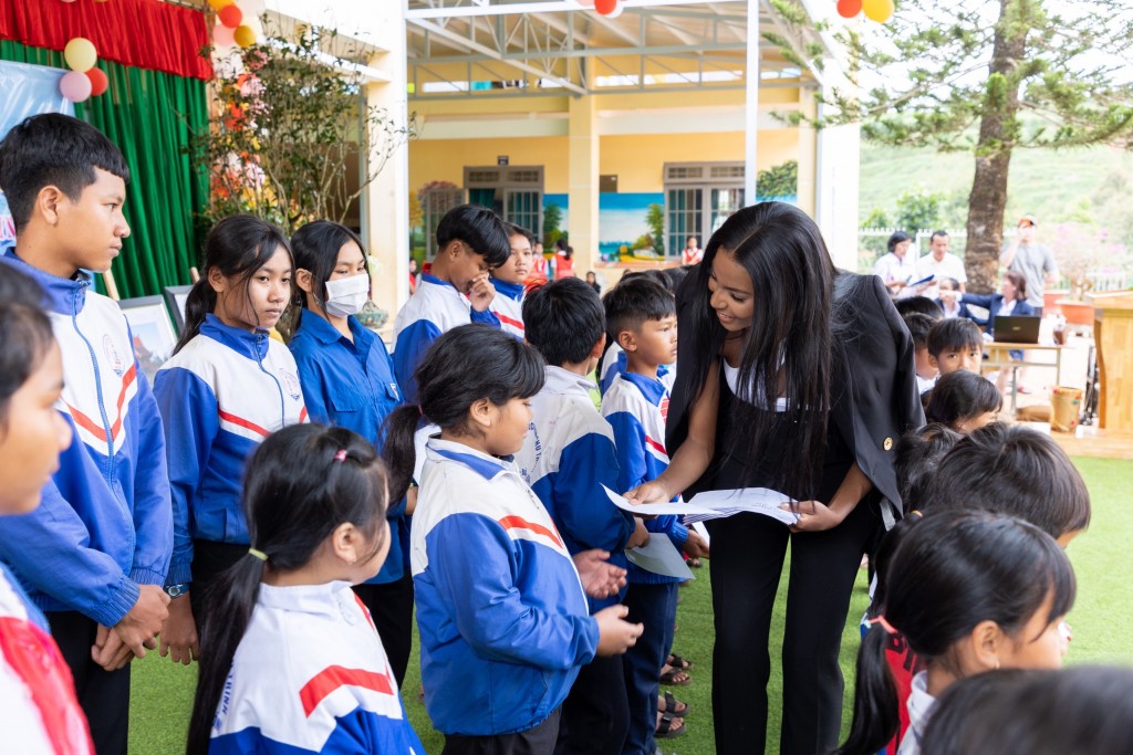 Lalela Mswane tặng quà các em nhỏ