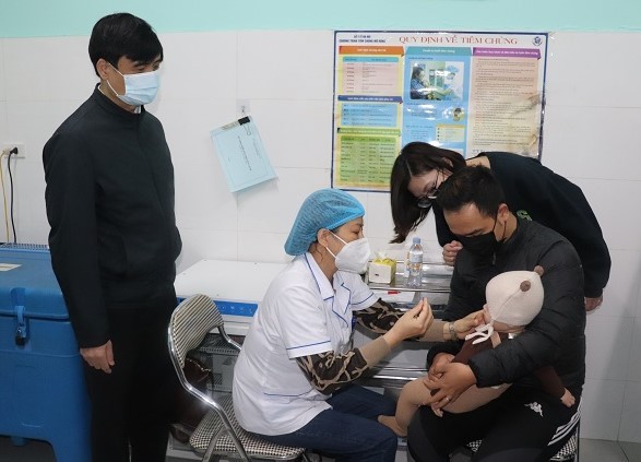 Kiểm tra công tác thực hiện chiến dịch cho trẻ uống vitamin A tại Trạm y tế phường Mai Dịch, quận Cầu Giấy