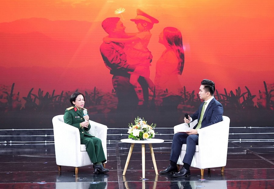 Đại tá Nguyễn Thị Việt Hoa – Chánh Văn phòng Uỷ ban Dân số – Gia đình và Trẻ em, Bộ Quốc phòng chia sẻ thực trạng cũng như các hỗ trợ hiện tại dành cho quân nhân hiếm muộn