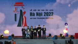 Giới trẻ Hà Nội nâng tầm áo dài, hội nhập quốc tế