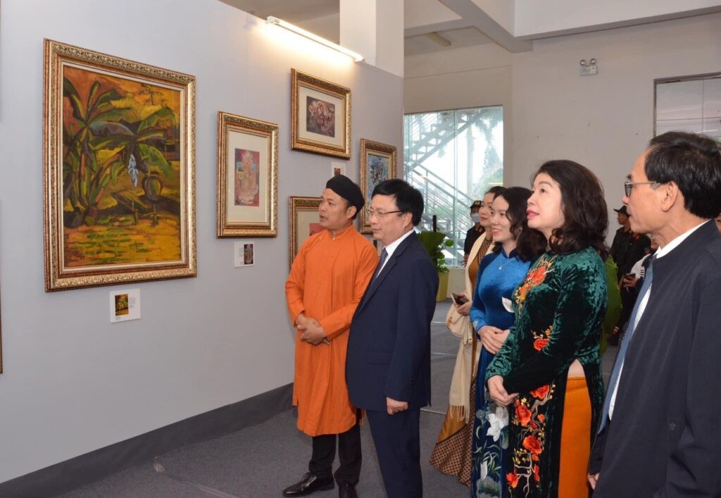 Các đại biểu tham quan triển lãm