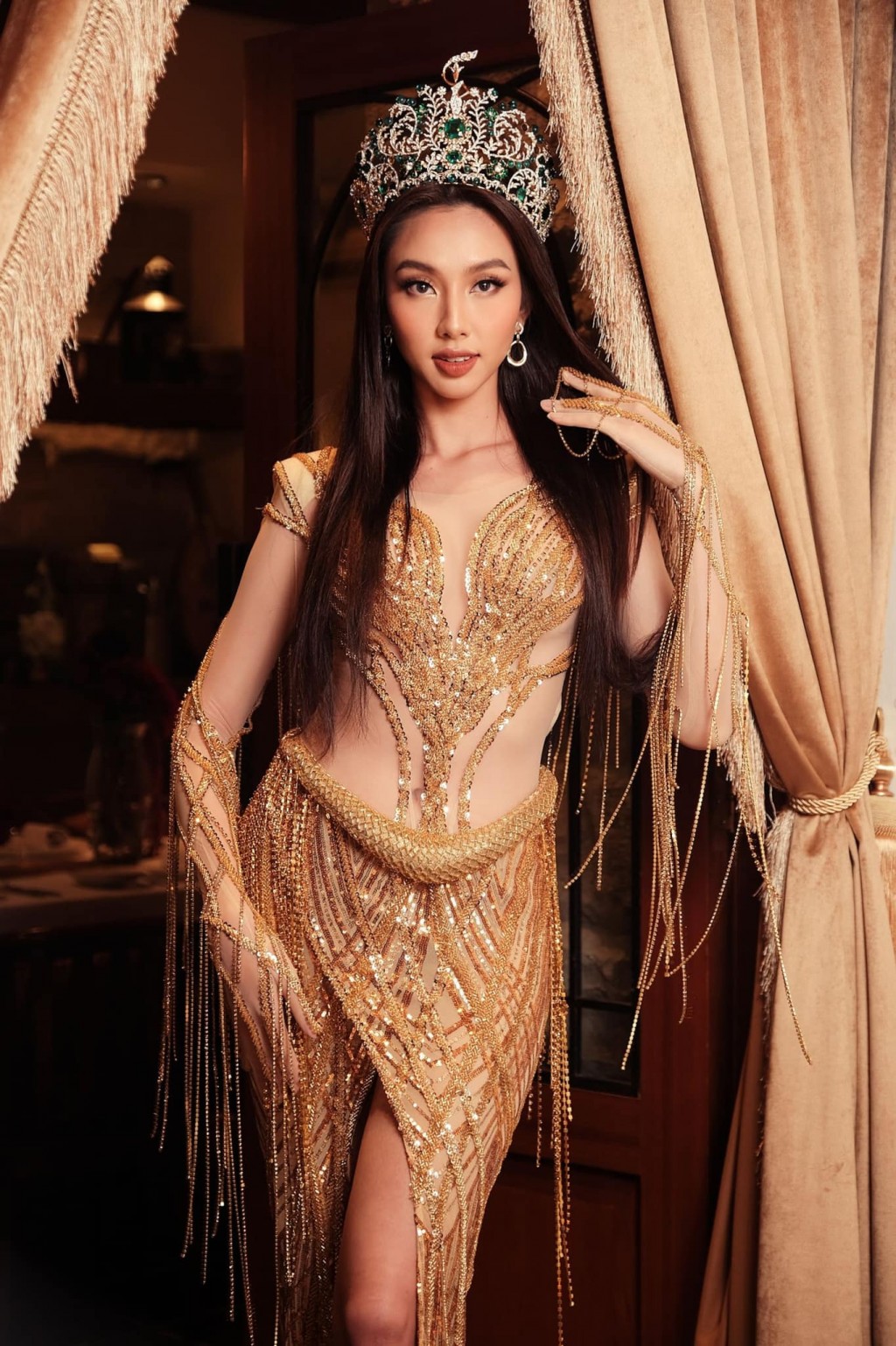 Hoa hậu Thùy Tiên làm nàng thơ của NTK Ngô Nhật Huy tại Thái Lan