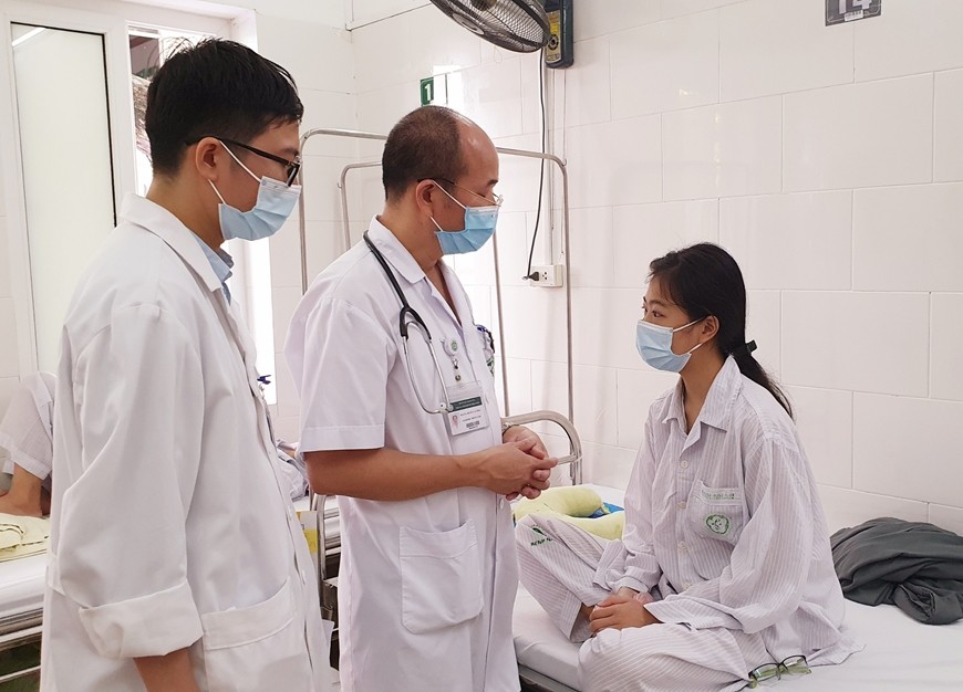 Các bác sĩ thăm khám cho bệnh nhân sốt rét điều trị tại Trung tâm Bệnh nhiệt đới, BV Bạch Mai. (Ảnh tư liệu)
