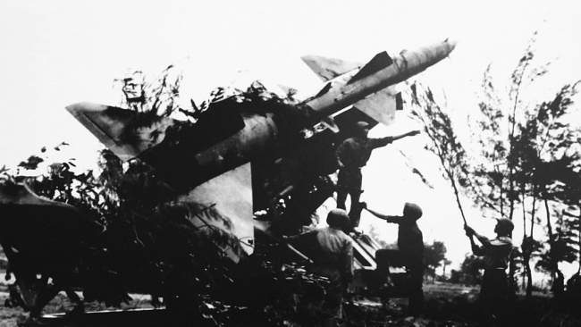 Tên lửa SAM-2 đã cải tiến như thế nào để “vít cổ” được B-52?