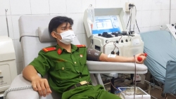 Khánh Hòa: Chiến sĩ Cảnh sát cơ động hiến máu cứu người khẩn cấp lúc nửa đêm