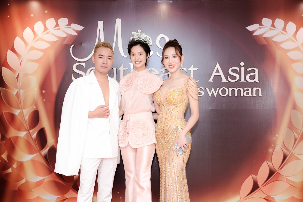 Hoa hậu Nông Thúy Hằng (đứng giữa) và BTC cuộc thi Hoa hậu doanh nhân Đông Nam Á 2023