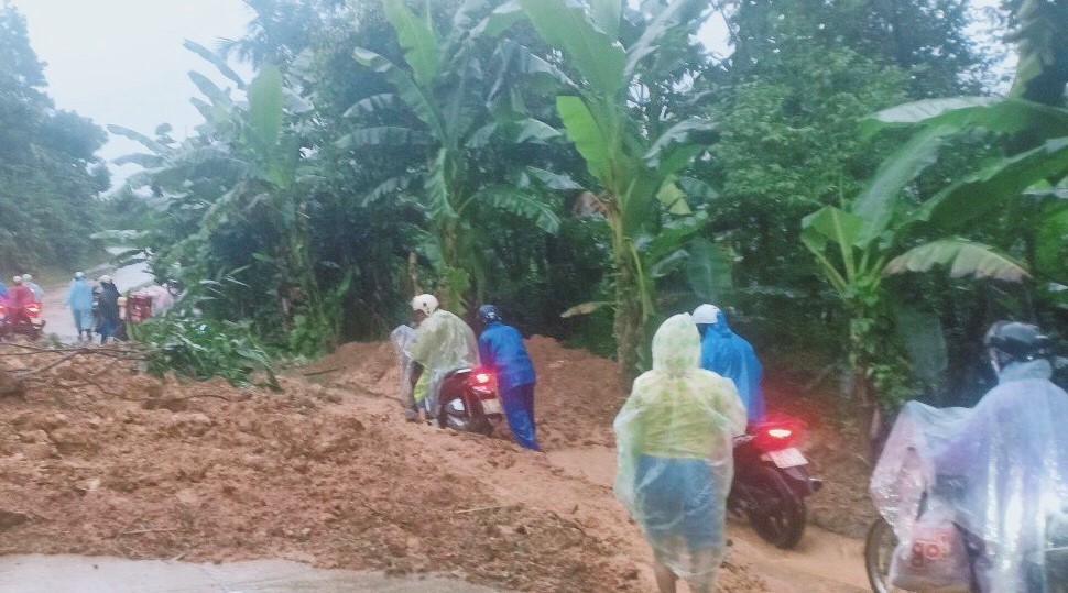 Sạt lở đất trên đèo liêu thuộc huyện Tiên Phước xảy ra vào ngày 4 /12 (Nguồn quangnam.gov)