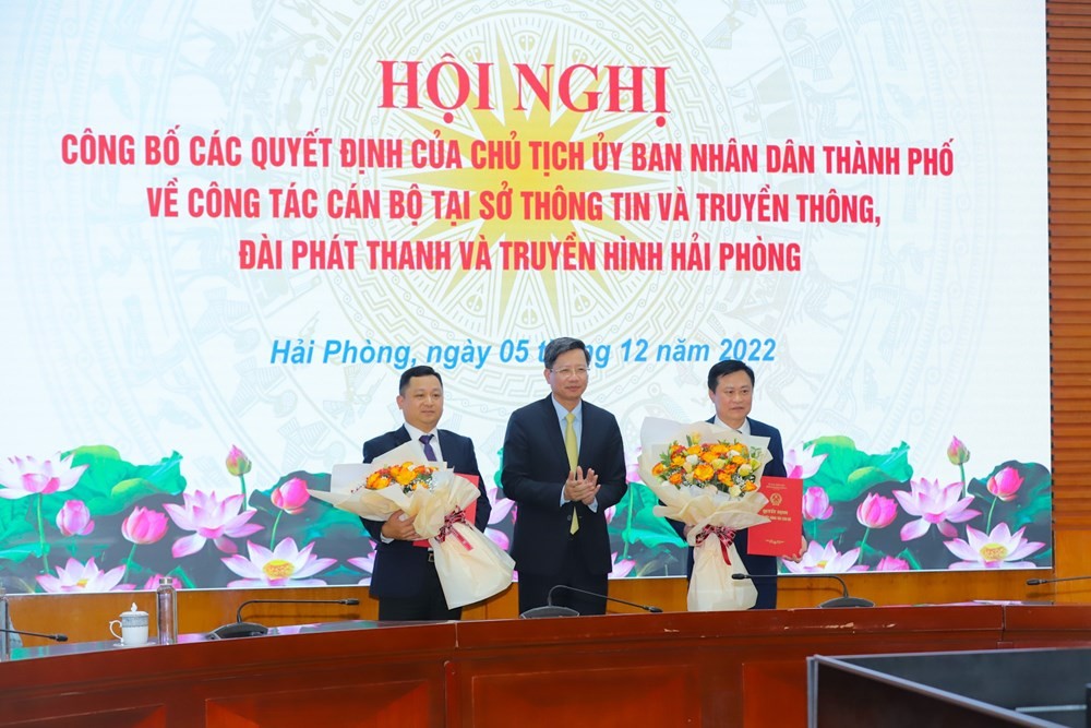 Phó Chủ tịch Thường trực UBND thành phố Lê Anh Quân trao Quyết định và tặng hoa chúc mừng 02 đồng chí.
